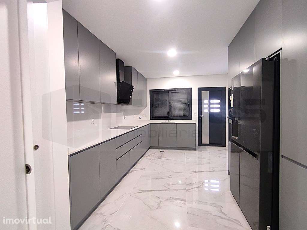 Moradia T4, no coração da Histórica Vista Alegre - Grande imagem: 3/29