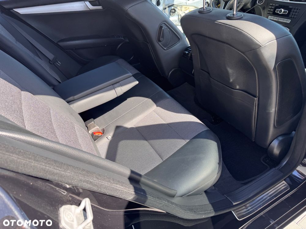Mercedes-Benz Klasa C 180 Kompressor BlueEFFICIENCY Avantgarde - 31