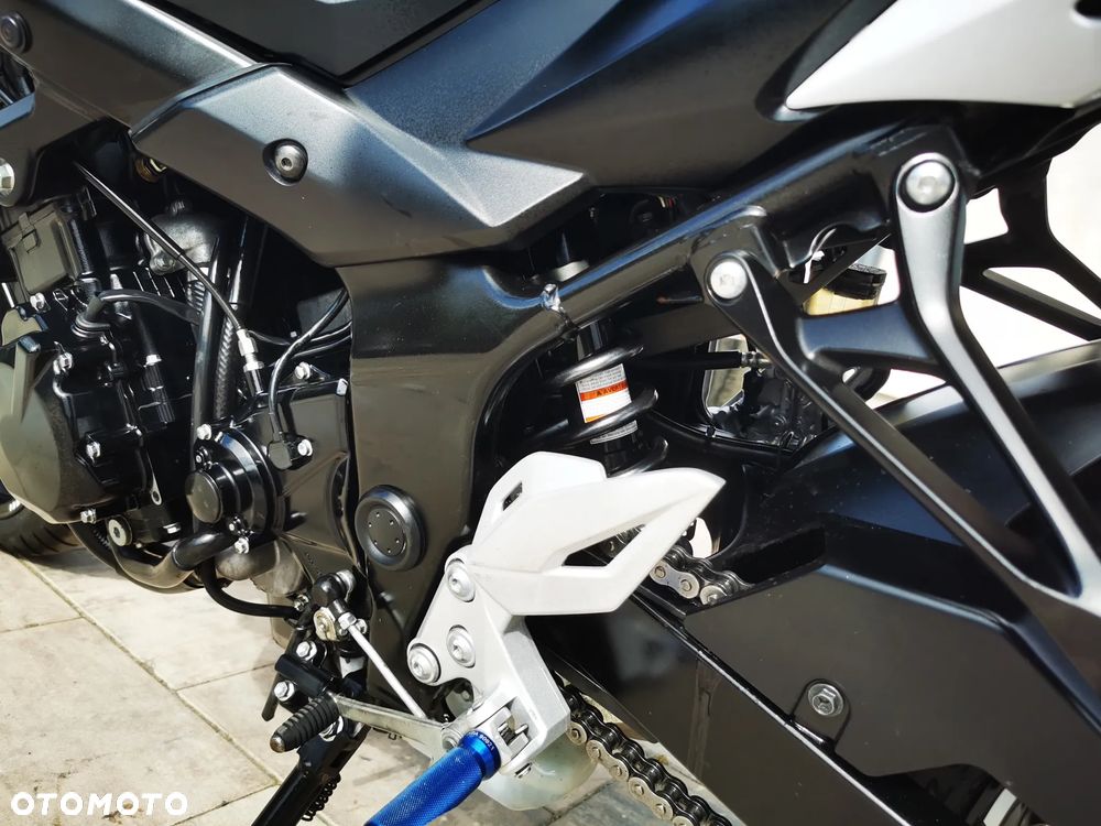 Suzuki GSR - 15