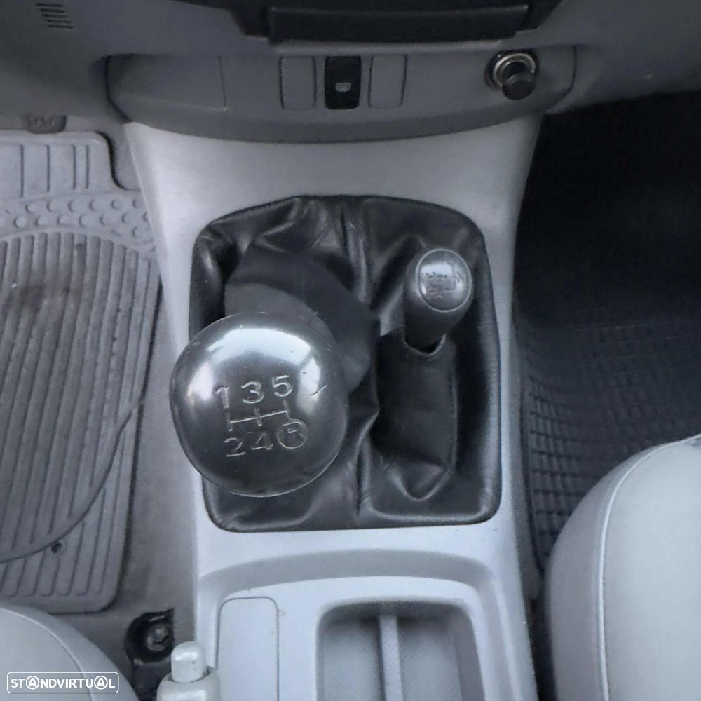 Toyota Hilux 2.5 D-4D CE - 27