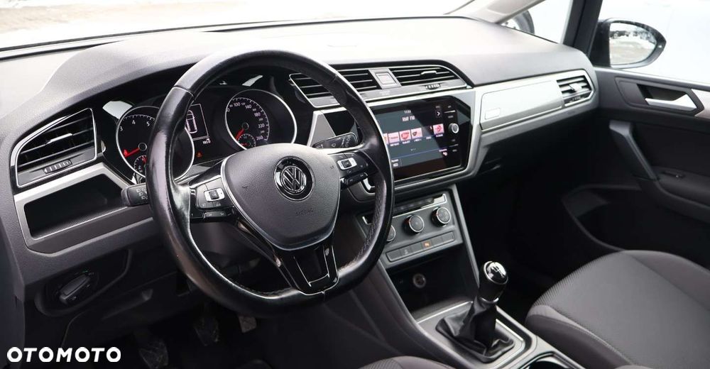 Volkswagen Touran - 10