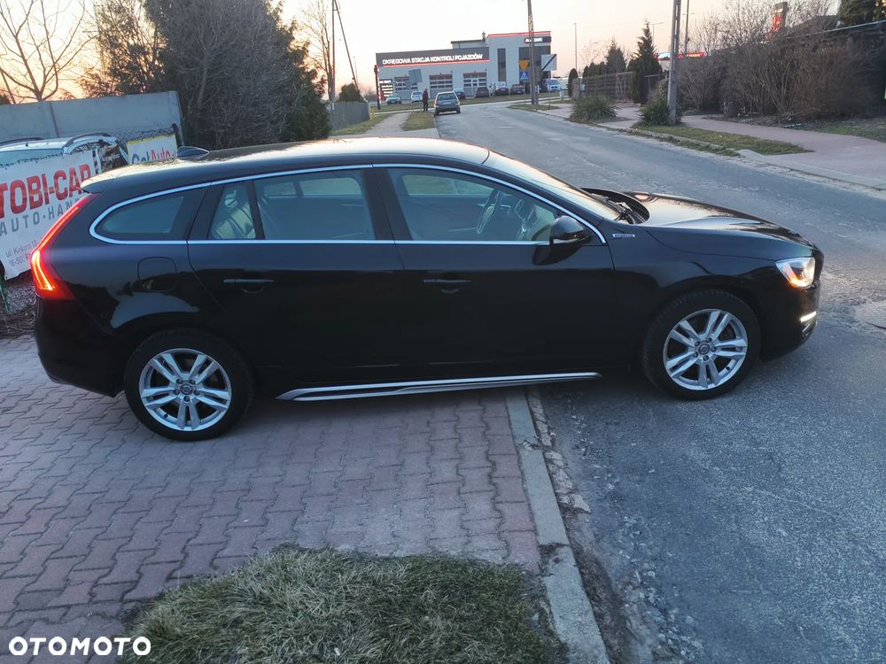 Volvo V60 D6 AWD Plug-in Hybrid R-Design Momentum - 23