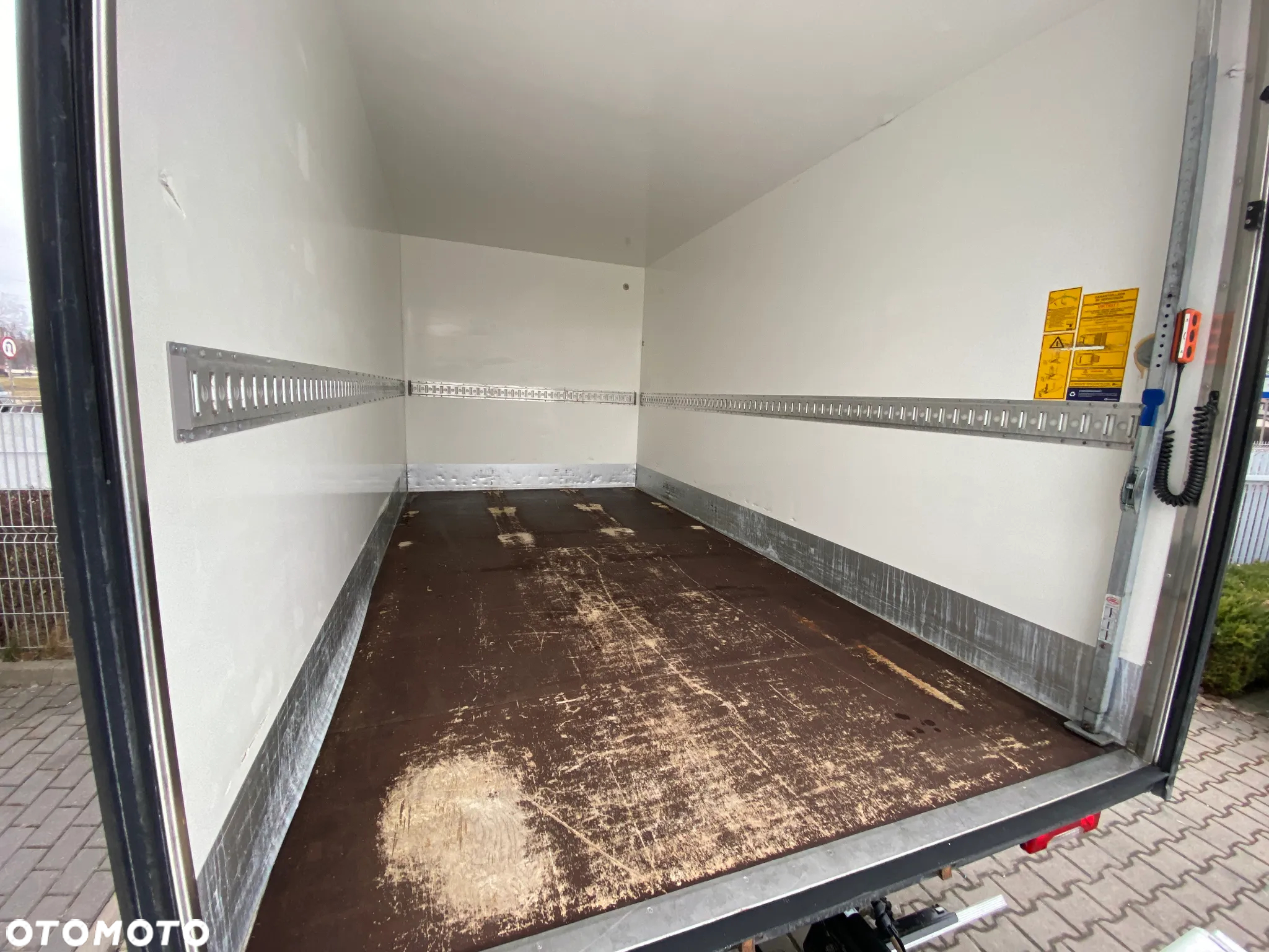 Iveco DAILY 35-160 HI-MATIC KONTENER 8 EUROPALET WINDA ZEPRO - 22