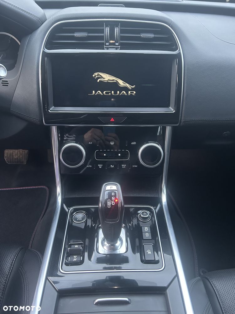 Jaguar XE 20d Prestige - 22