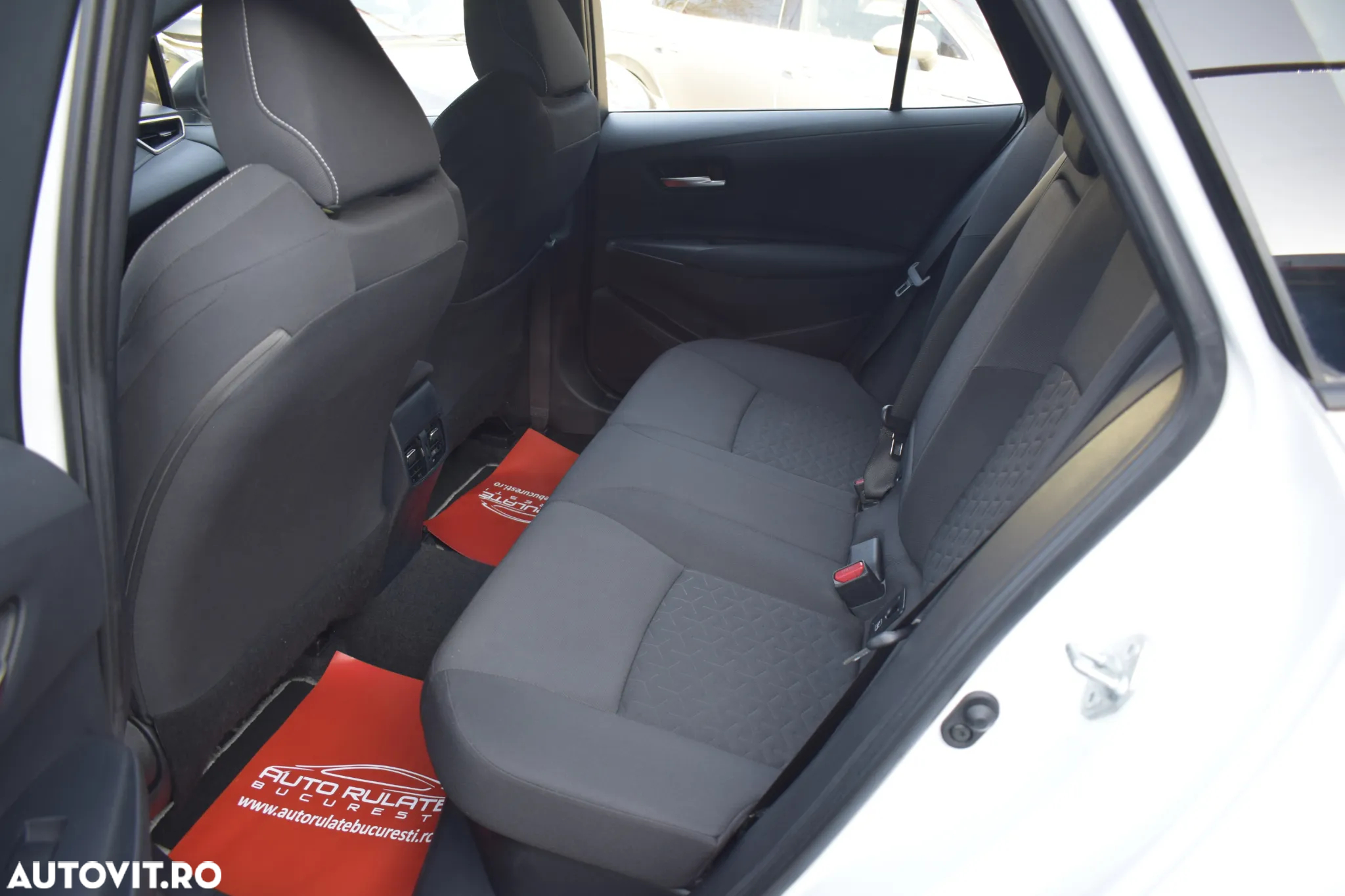 Toyota Corolla 1.8 Hybrid Business Edition - 10