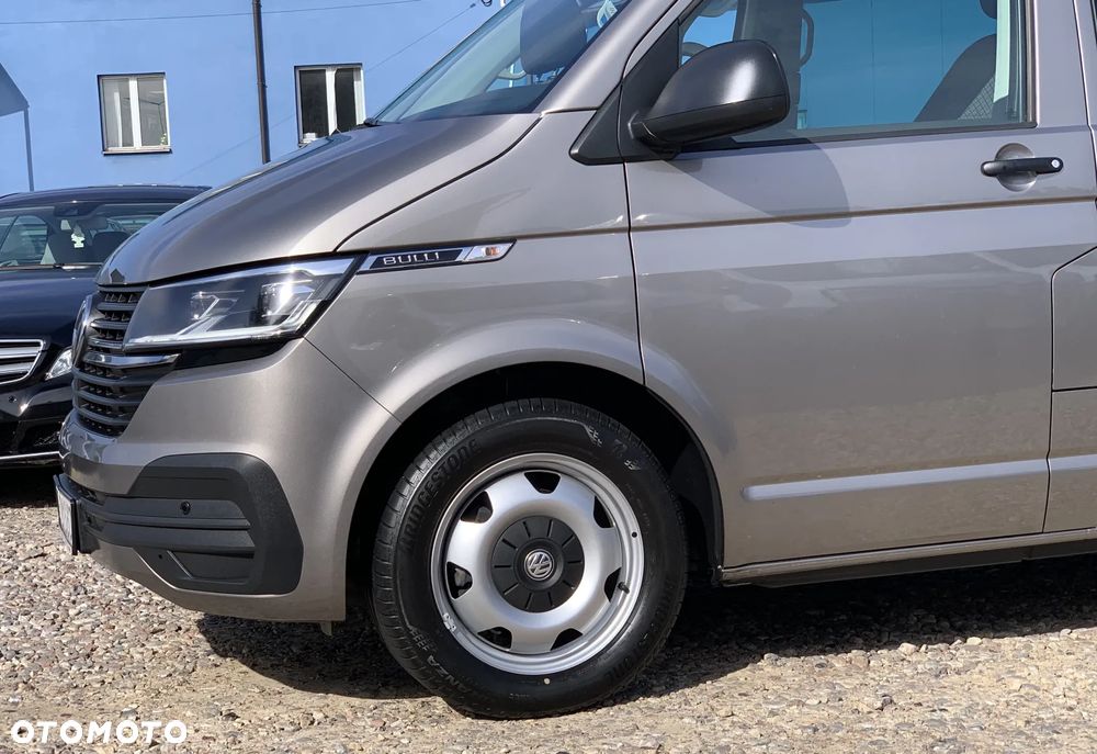 Volkswagen TRANSPORTER T6.1, DSG 4Motion, T6 4x4 plus reduktor napędów, Model BULLY MULTIVAN DELUX ORYGINAL, Światła LED, Fotele obracane kapitańskie, Dynamiczne zawieszenie komfortowe, 3 strefowa klimatyzacja, Felgi specjalne, Pakiet akustyczny, Stolik CAMPER - 12