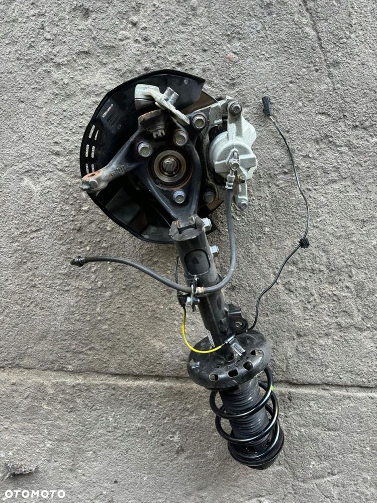 zwrotnica mcpherson prawy przód toyota yaris cross kros 2022-25 1.5 hybryda - 2