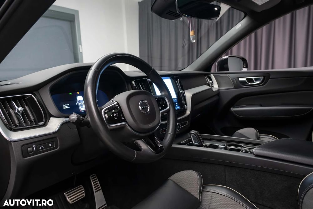 Volvo XC 60 B6 MHEV AT8 AWD R-Design - 22