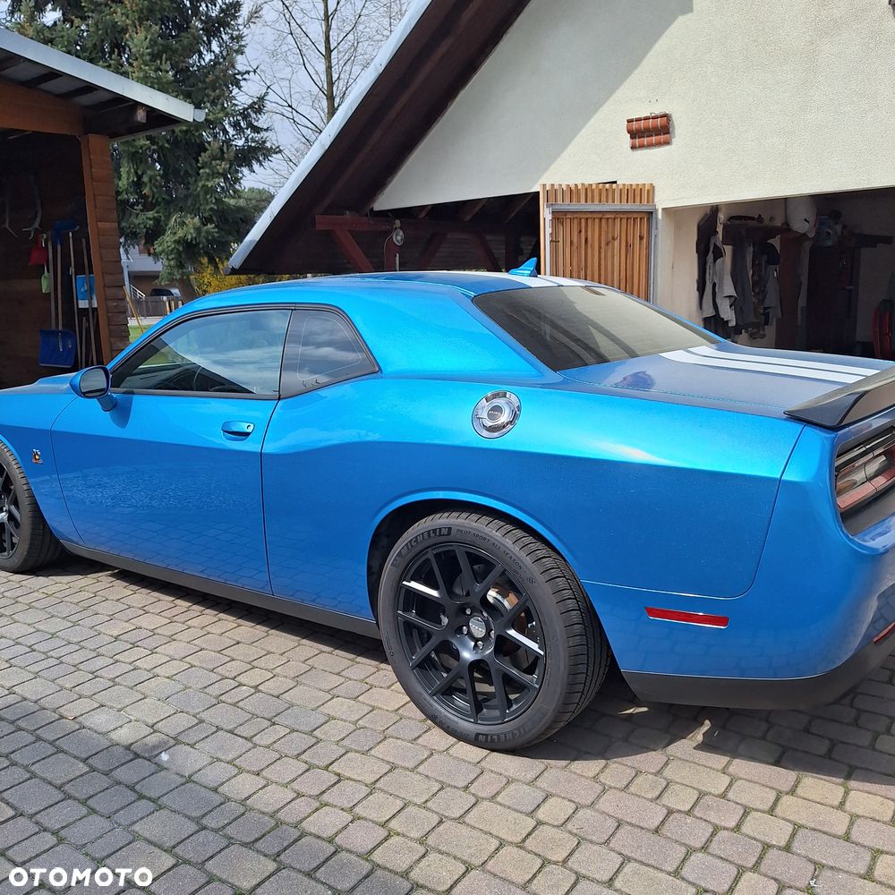 Dodge Challenger - 1