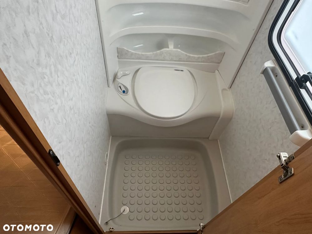 Hobby 460 UFE z markizą pompowaną i bagażnikiem rowerowym. - 40