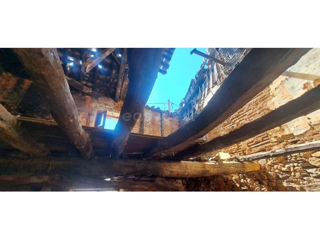 Moradia para recuperar, com projeto, em Figueira, Mogadouro. - Grande imagem: 4/12