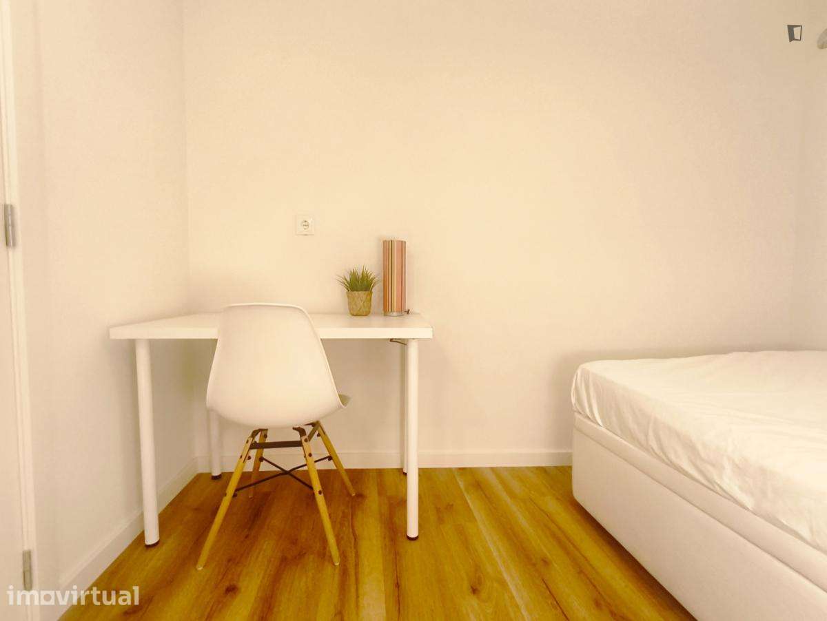 Quarto - localizado em Santo Ildefonso Porto - Grande imagem: 3/15