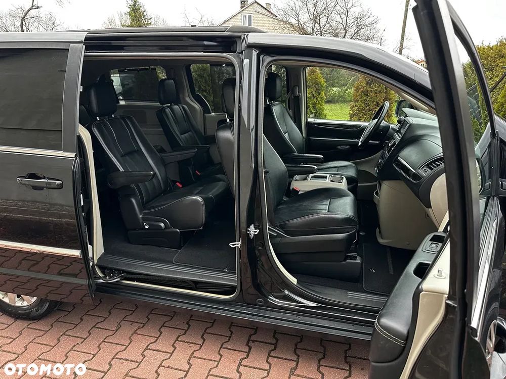 Chrysler Town & Country - 31