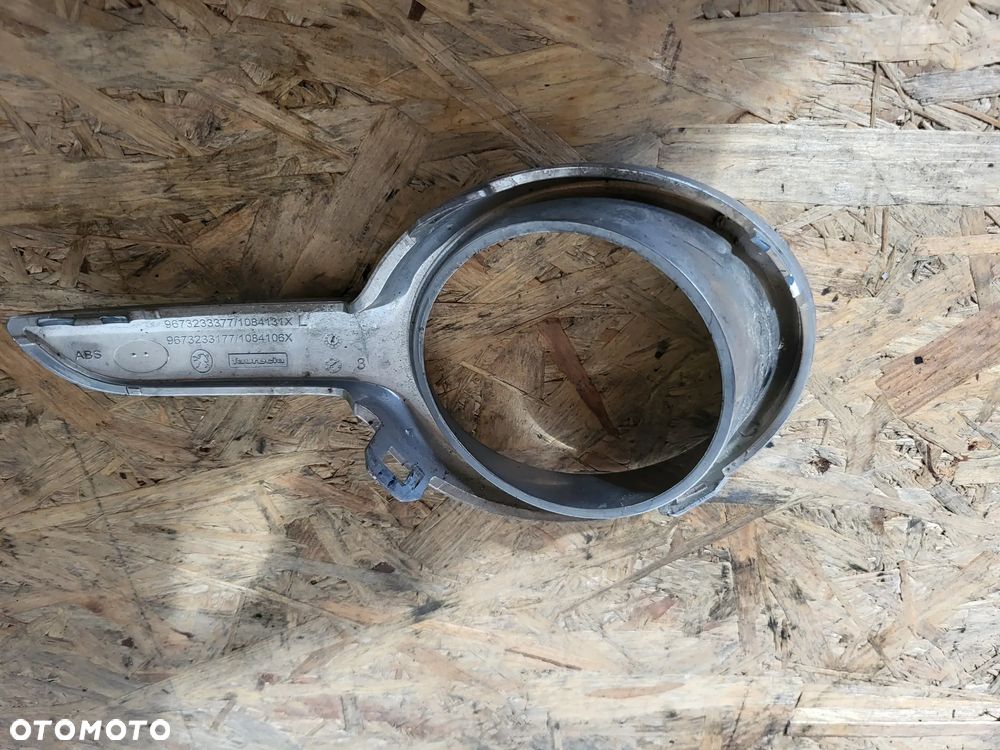 Ramka halogenu chrom lewy Peugeot 208 - 2