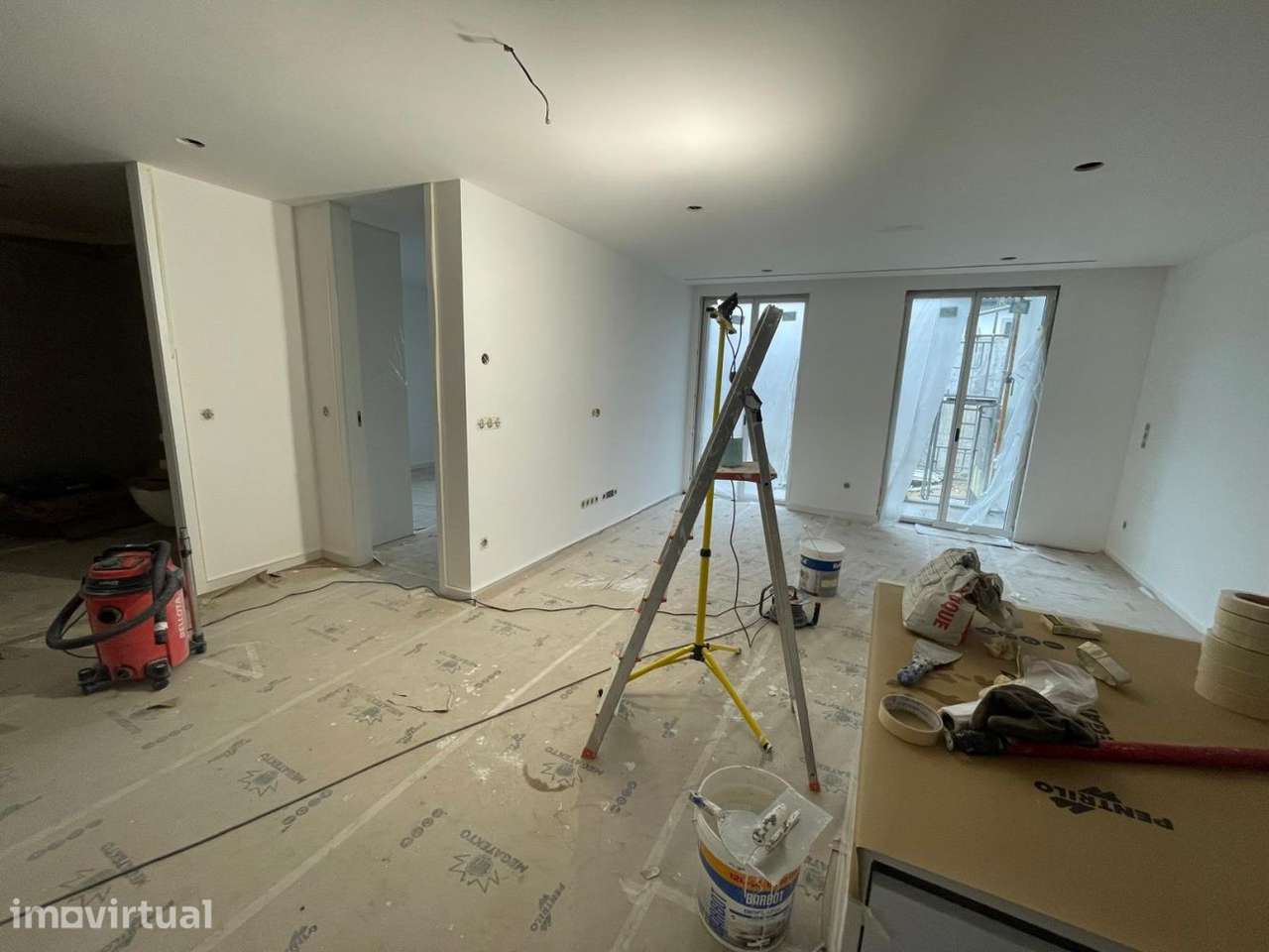 Apartamento NOVO com 2 lugares de garagem e terraço - Grande imagem: 4/49