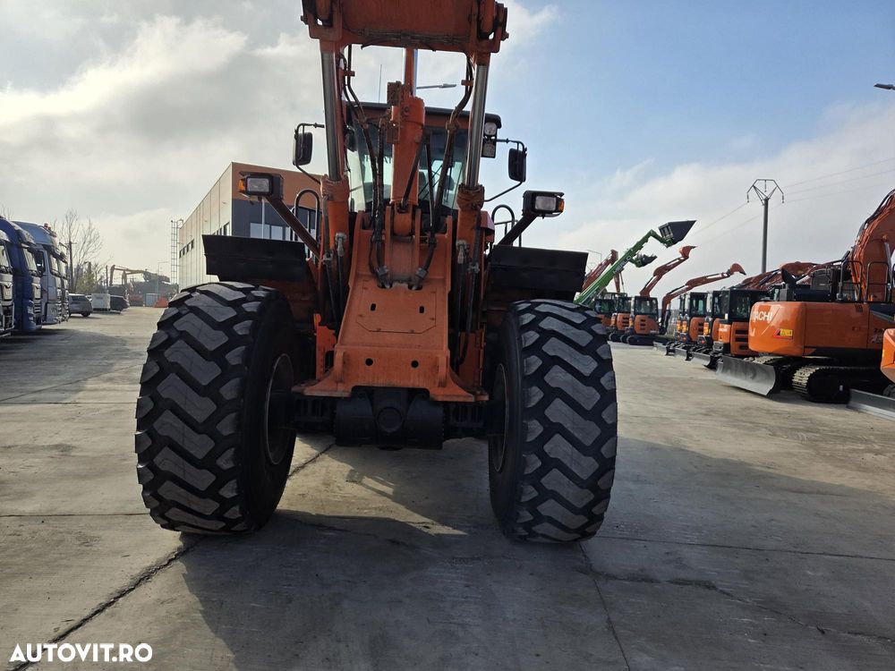 Hitachi Cupa 5mc, 28tone, ANVELOPE NOI, VIRARE prin JOYSTICk, Gresare automata, Inaltiime basculare cupa 4,3m, Lama noua la cupa, produs in JAPONIA, camera luat vederi spate, posibilitate leasing, motor 282 CP, STARE BUNA, PROMOTIE 86.900 EUR+tva - 30