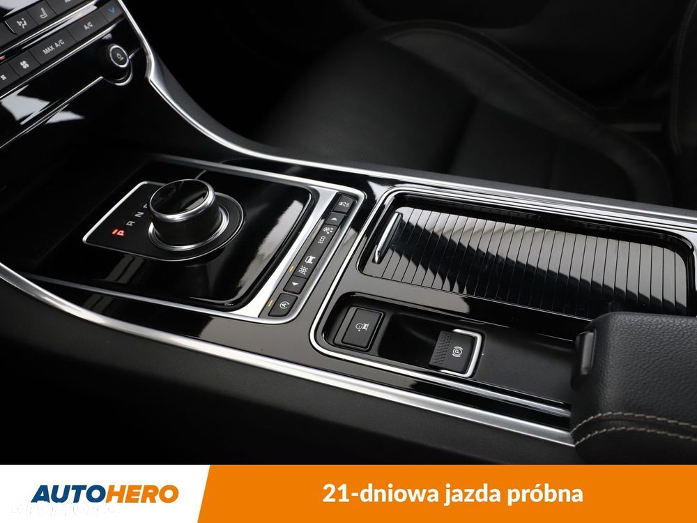 Jaguar XF 2.0 i4D R-Sport - 27