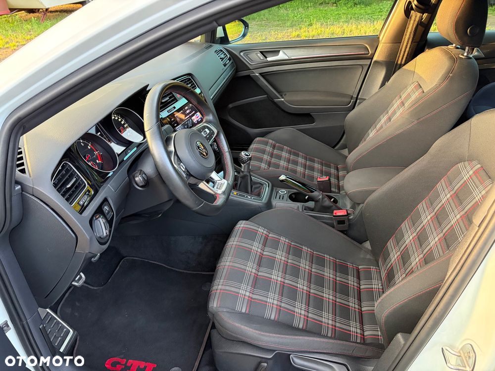 Volkswagen Golf - 18