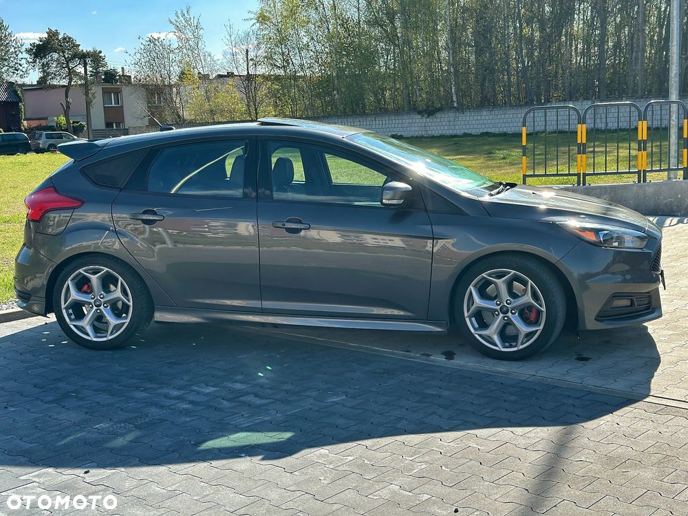 Ford Focus 2.0 EcoBoost ST mit Leder-Sport-Paket - 19