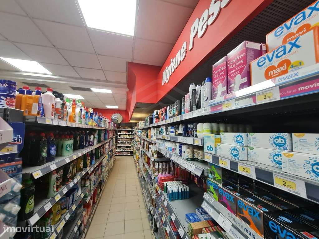 Loja em pleno funcionamento + moradia em zona central de Quarteira,... - Grande imagem: 5/17