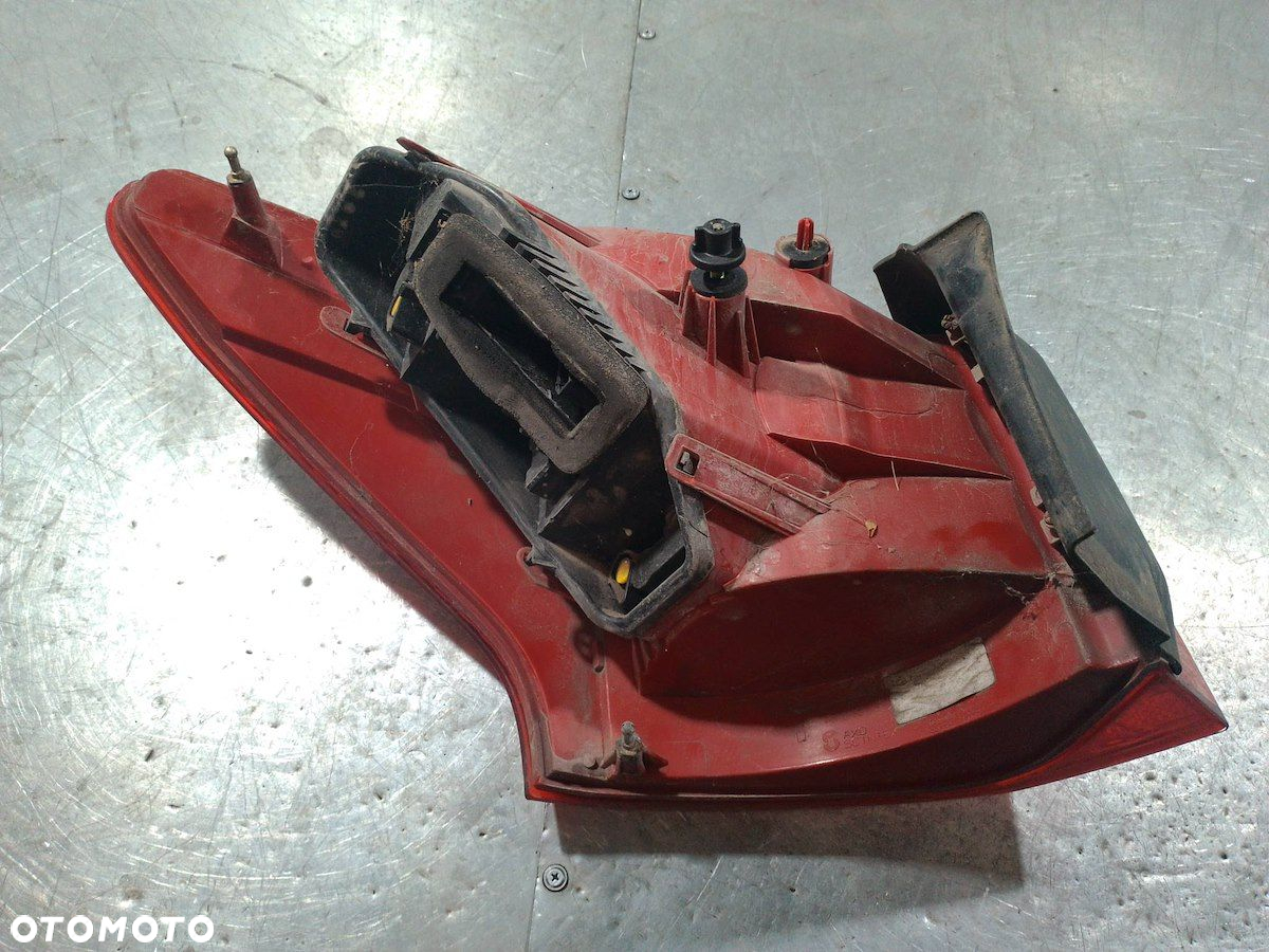 LAMPA TYLNA PRAWA PEUGEOT 407 SW 2.0 HDI KOMBI - 4