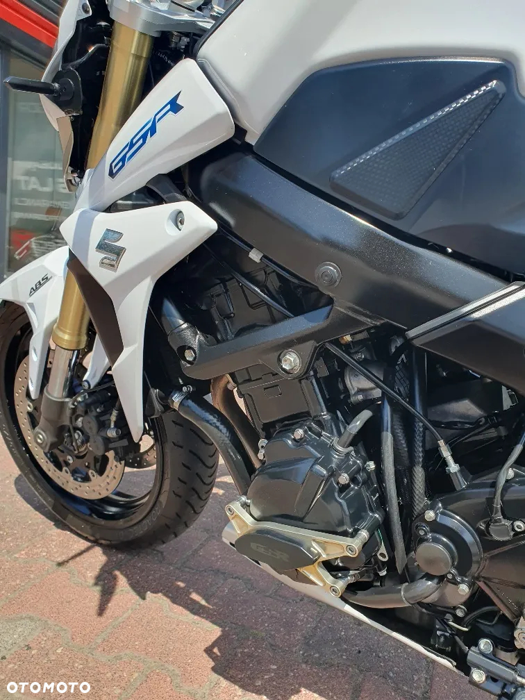 Suzuki GSR - 7