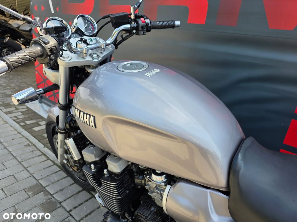 Yamaha XJR - 9