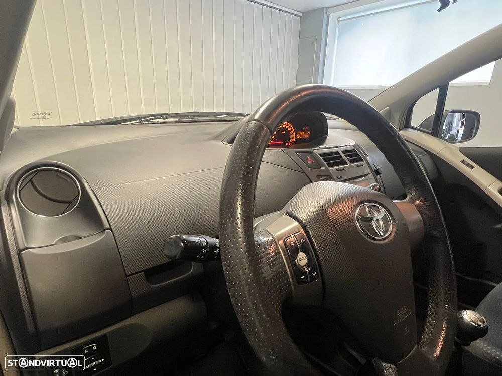 Toyota Yaris 1.33 VVT-i Rock In Rio 10 - 8