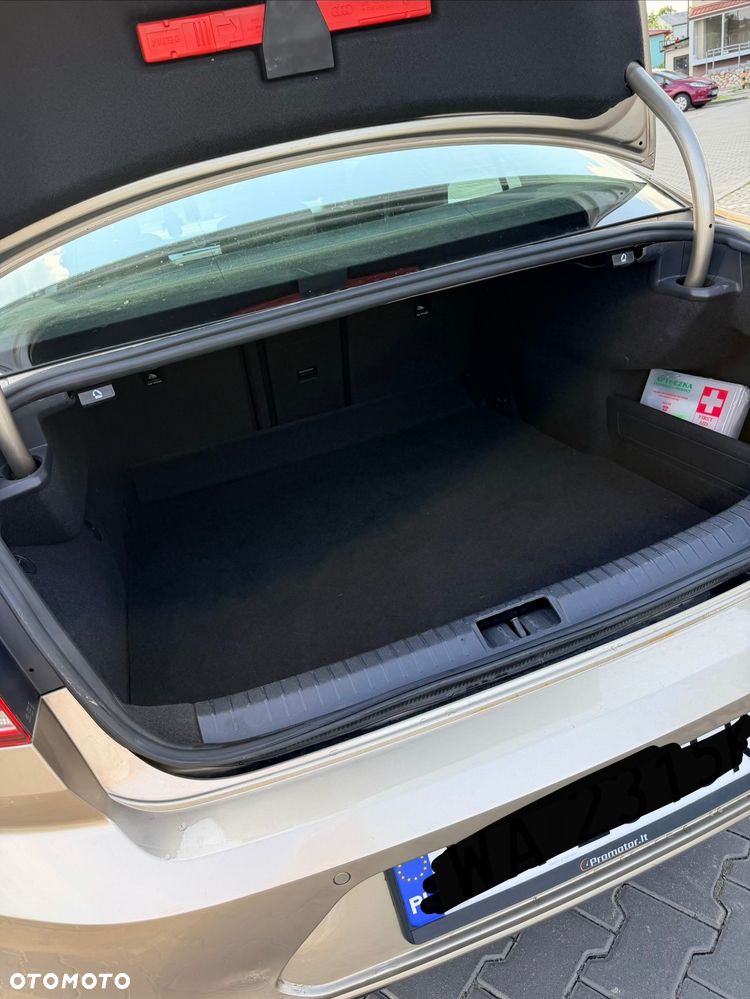 Volkswagen Passat - 13