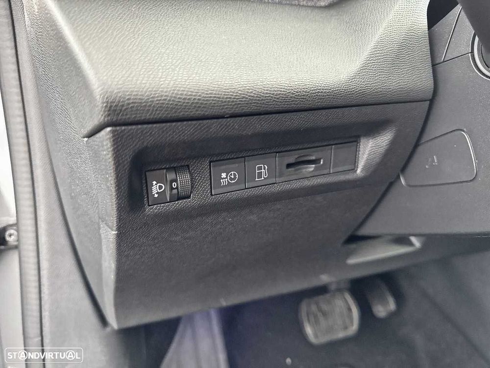 Peugeot 408 1.6 Hybrid Allure e-EAT8 - 23