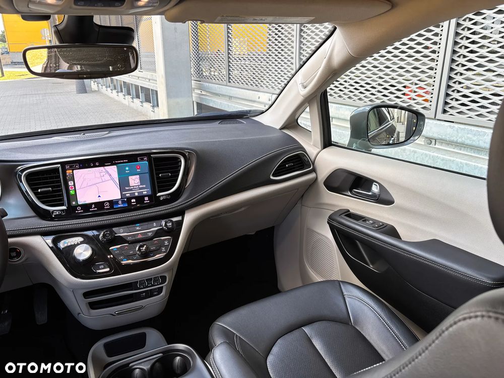 Chrysler Pacifica - 16