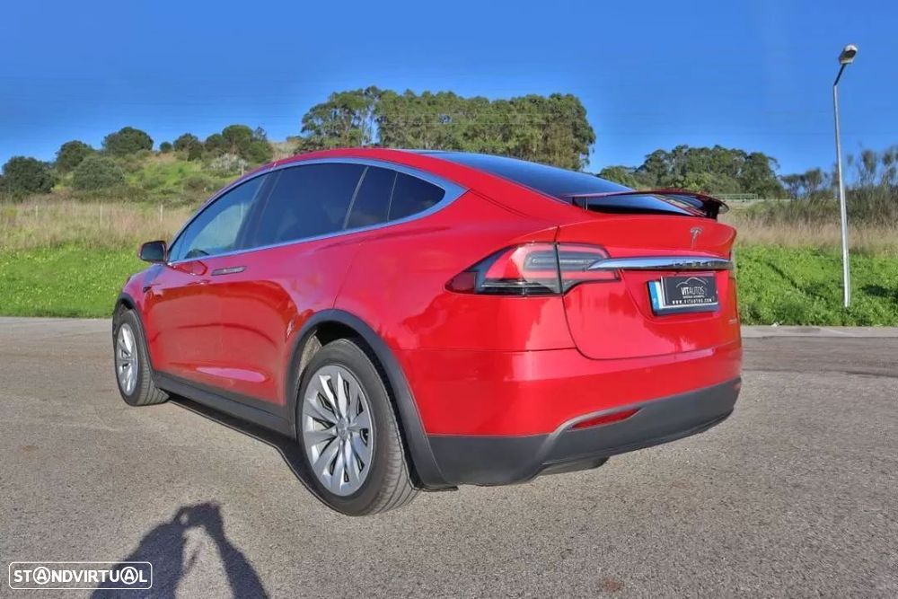 Tesla Model X - 4