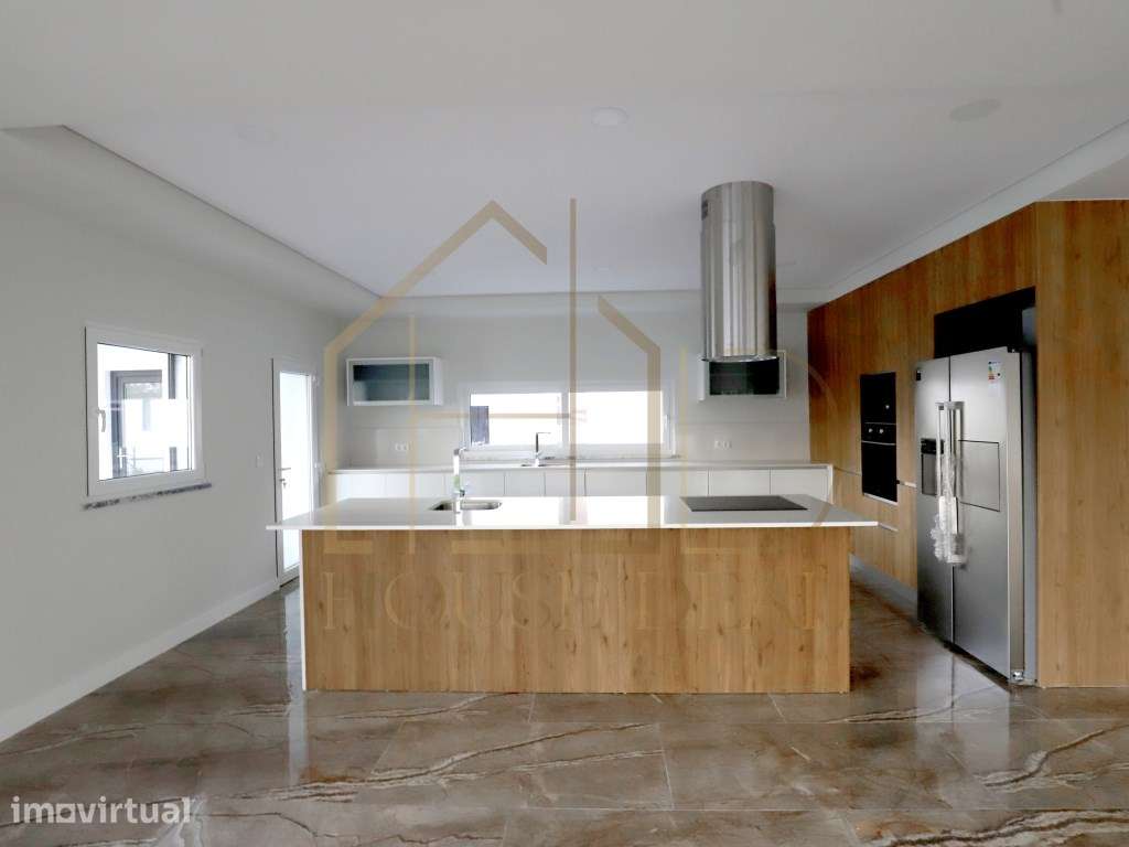 QUASE PRONTA!!! Luxuosa Moradia T4 com Garagem e Piscina. Quinta do... - Grande imagem: 2/32