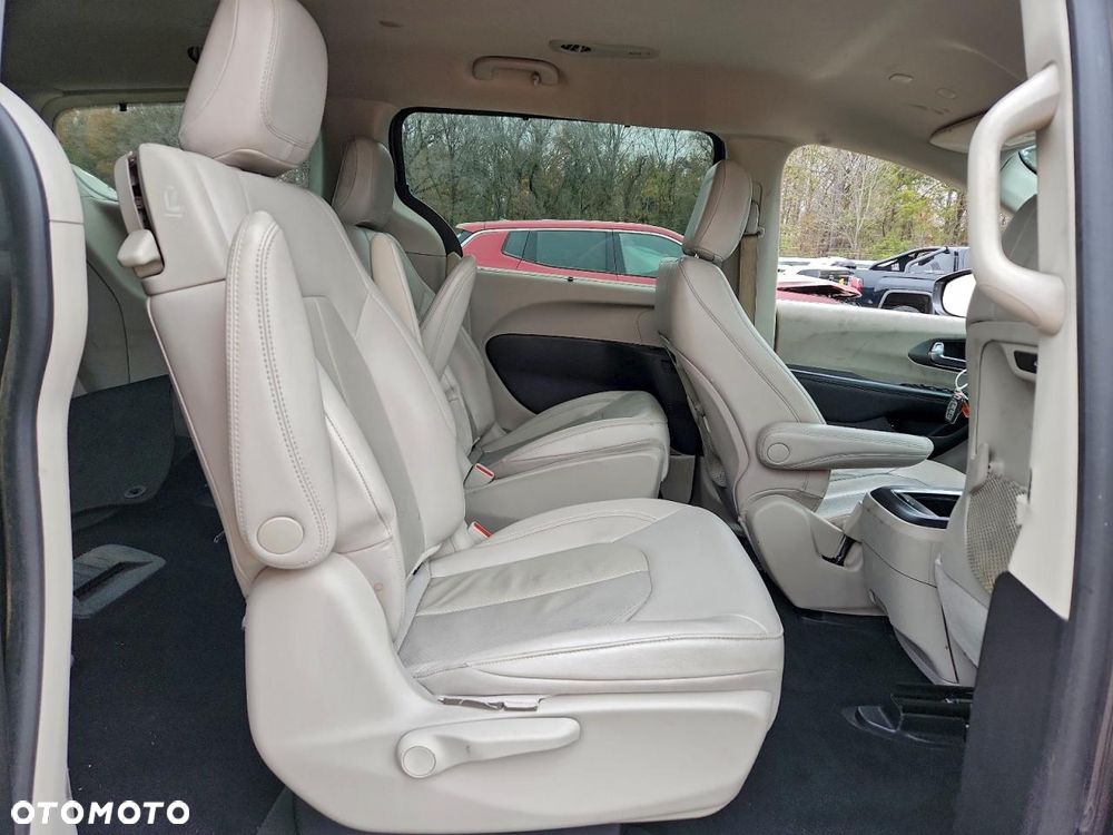 Chrysler Pacifica - 12