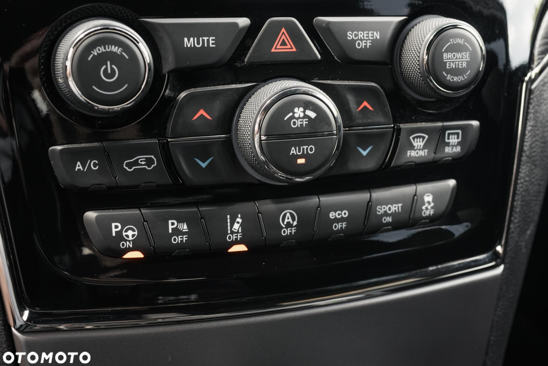 Jeep Grand Cherokee - 24