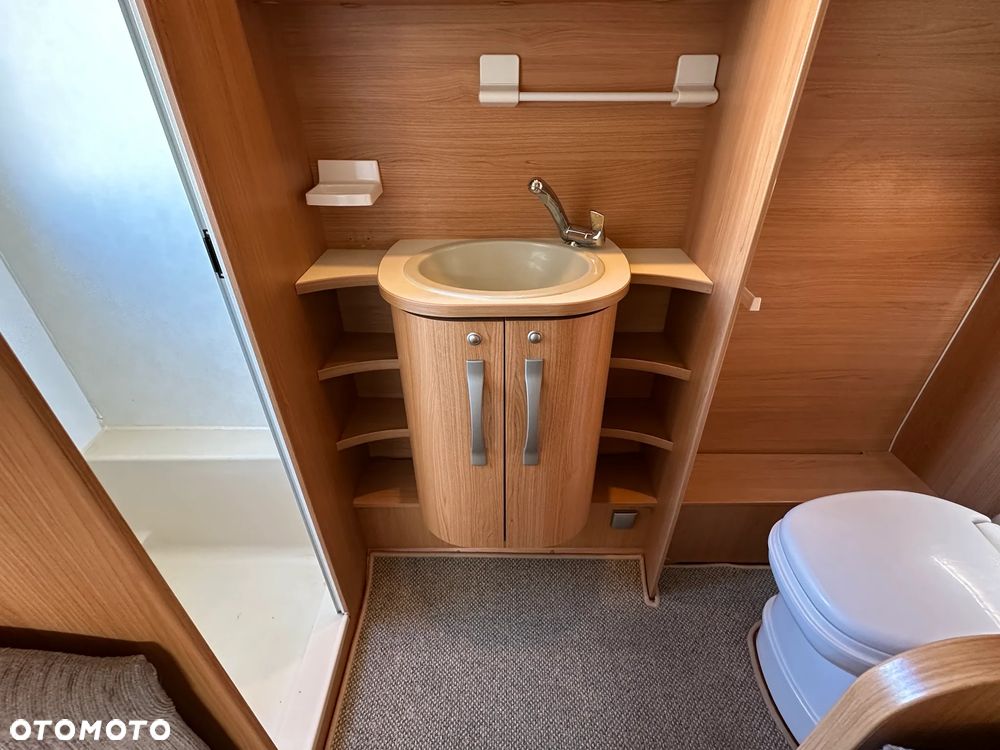 Adria ADORA 542 UT z napędem, nową markizą i dużą łazienką. - 36