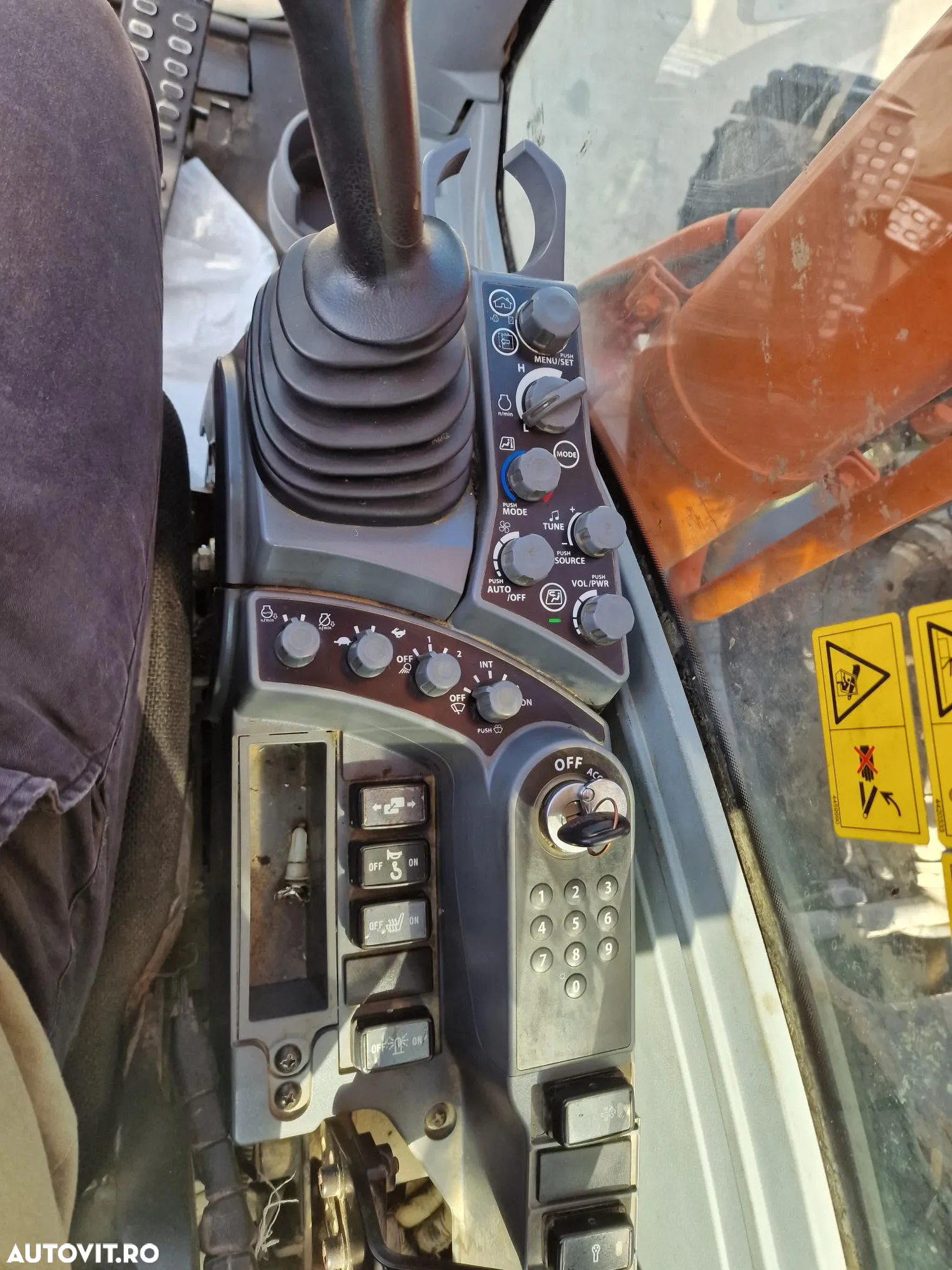 Hitachi ZX350-7, 2020, 9.420h, Cupa 2,2mc NOUA-94.900 Eur+Tva, Masa operationala 26,5t, Consum mediiu 14,1l/h, camera spate, camere laterale, inst picon, AC climatronic, Scaun operator pneumatic, lant 90% ok, STARE FOARTE BUNA, posibil leasing 5 ani-94900Eur - 7