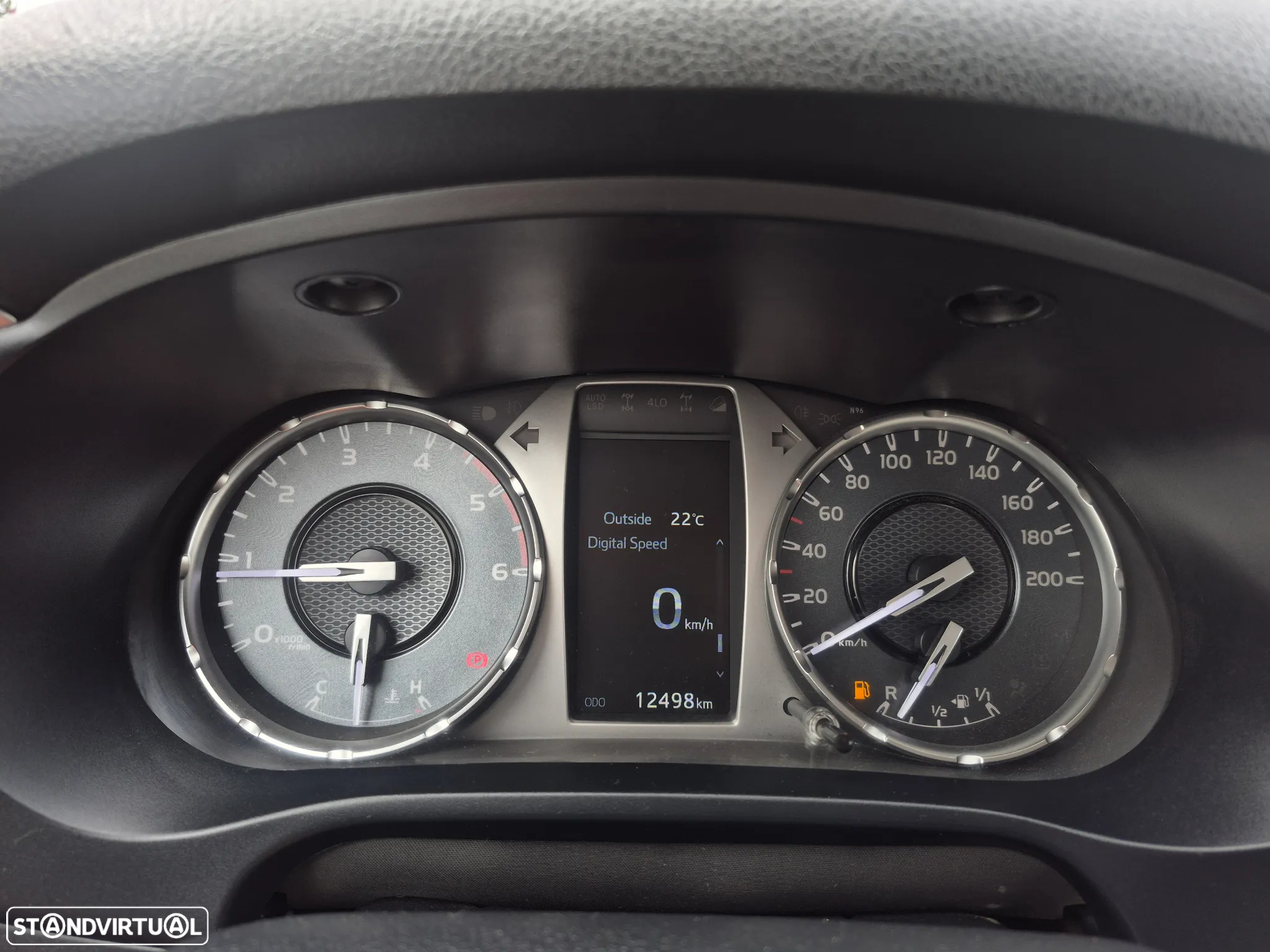 Toyota Hilux 2.4D-4D 4X4 - 2024 - 5 LUGARES - 12.000KM - 18