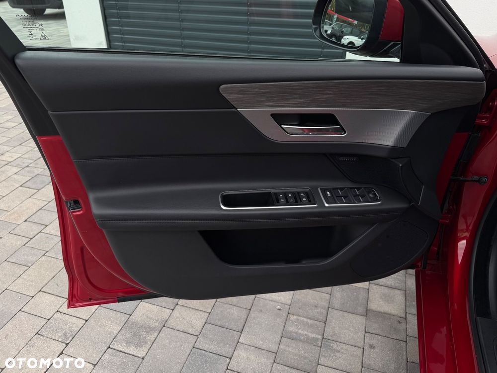 Jaguar XF 30d Portfolio - 18