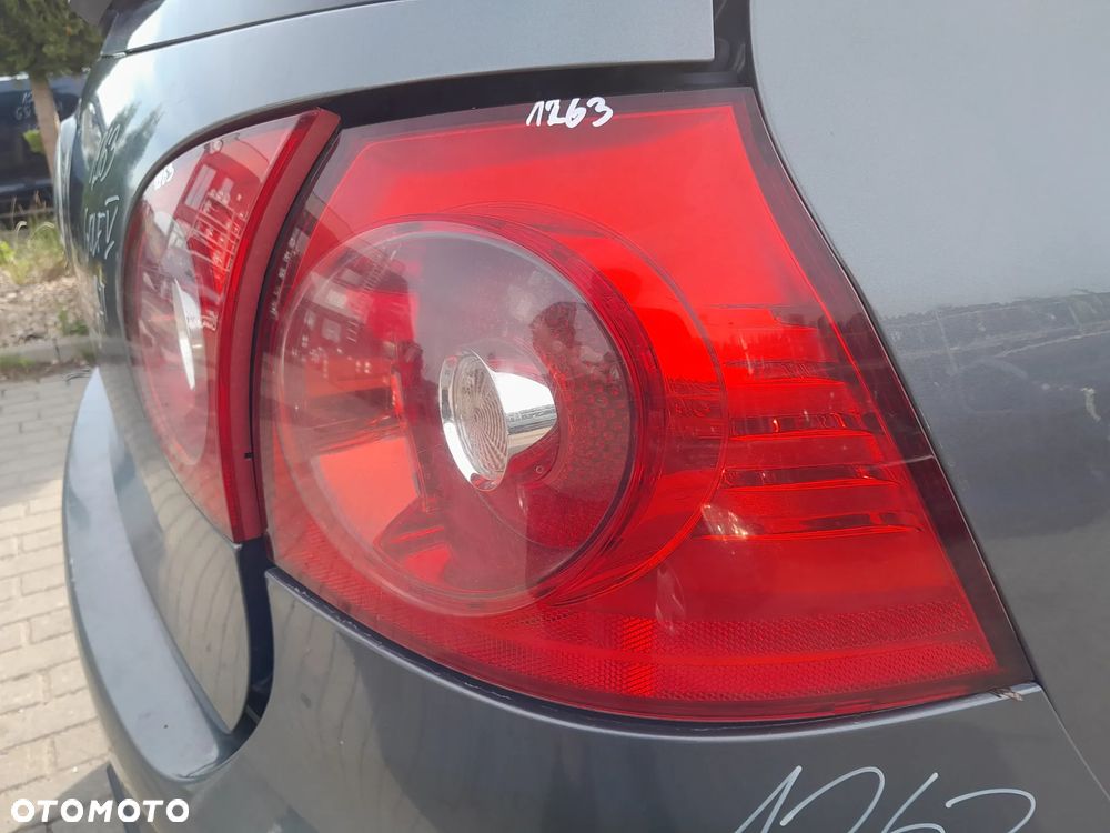 VW GOLF V LAMPA TYLNA PRAWA W BŁOTNIK HB - 3