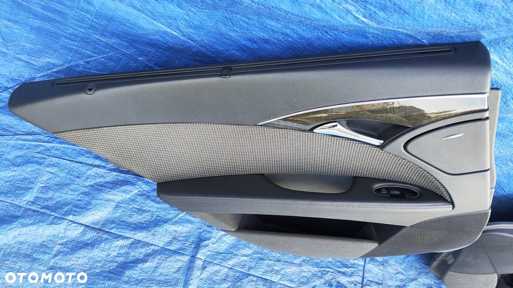 BOCZKI BOCZEK TAPICERKA DRZWI LEWY PRAWY TYŁ ROLETA ŻALUZJA KOMPLET A2118100520 A2118100620 A2117302663 A2118100830 A2117302563 A2118100730 MERCEDES E-KLASA W211 - 6