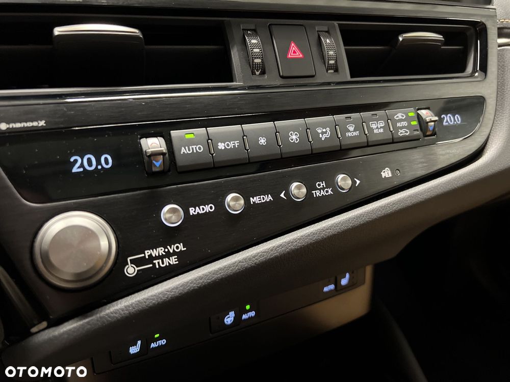 Lexus ES 300h Business Edition - 27