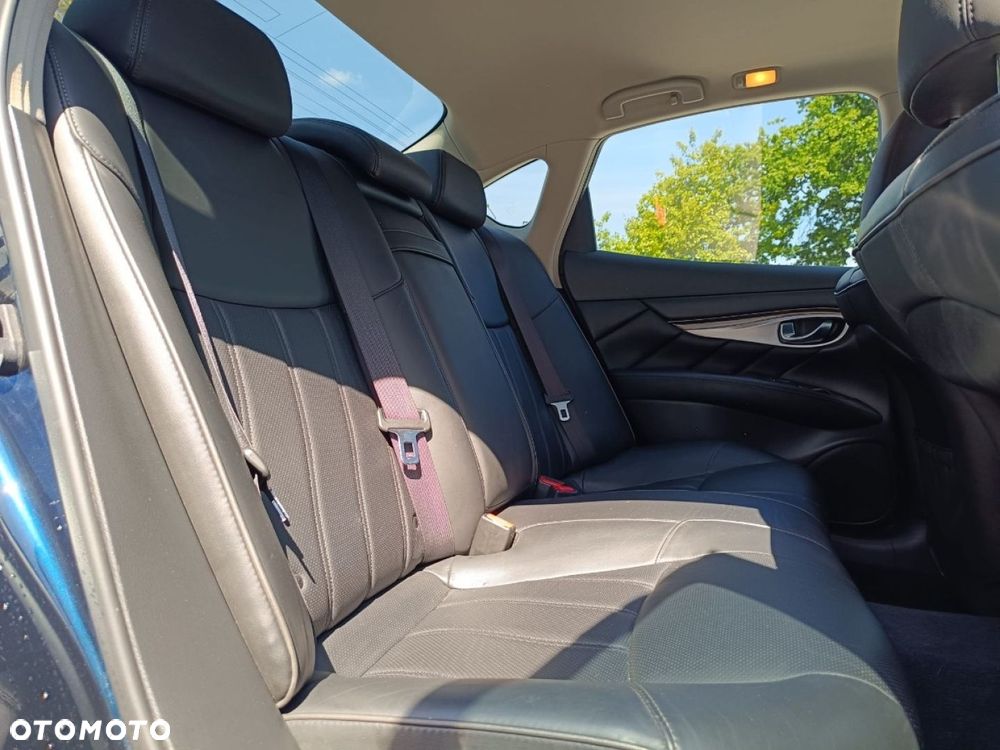 Infiniti Q70 - 35