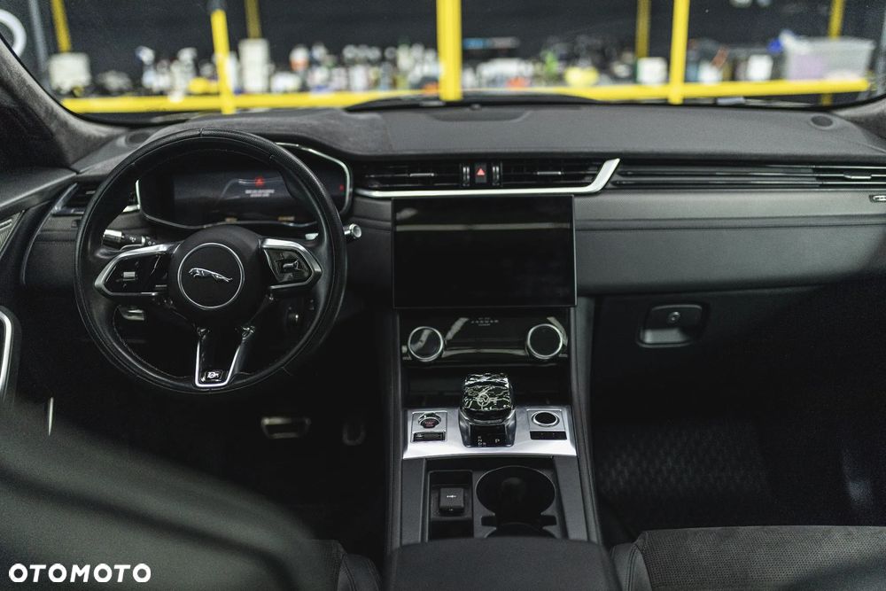 Jaguar F-Pace P550 AWD SVR - 12