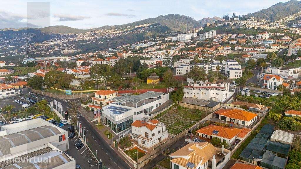 Moradia T5 com 332 m2 construção num amplo  lote de 1208m2. Funchal - Grande imagem: 2/15