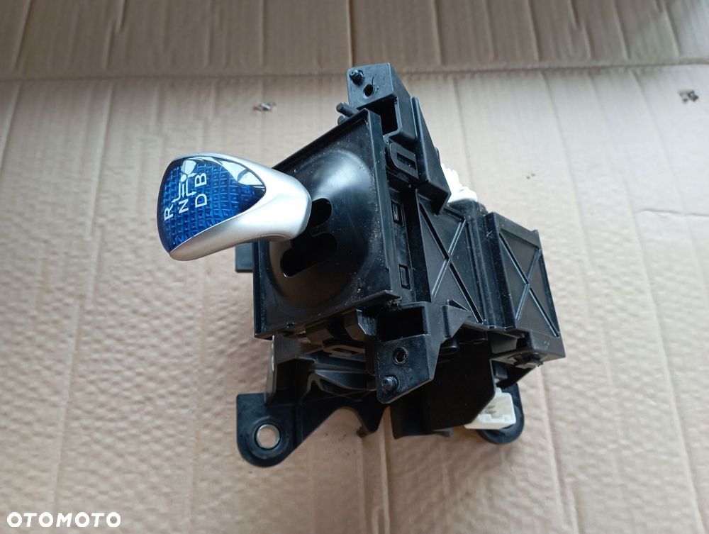 TOYOTA AURIS I LIFT HYBRID WYBIERAK GAŁKA ZMIANY BIEGÓW - 1