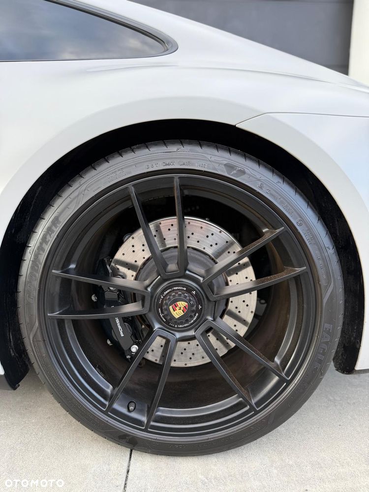 Porsche 911 Carrera 4 GTS - 7