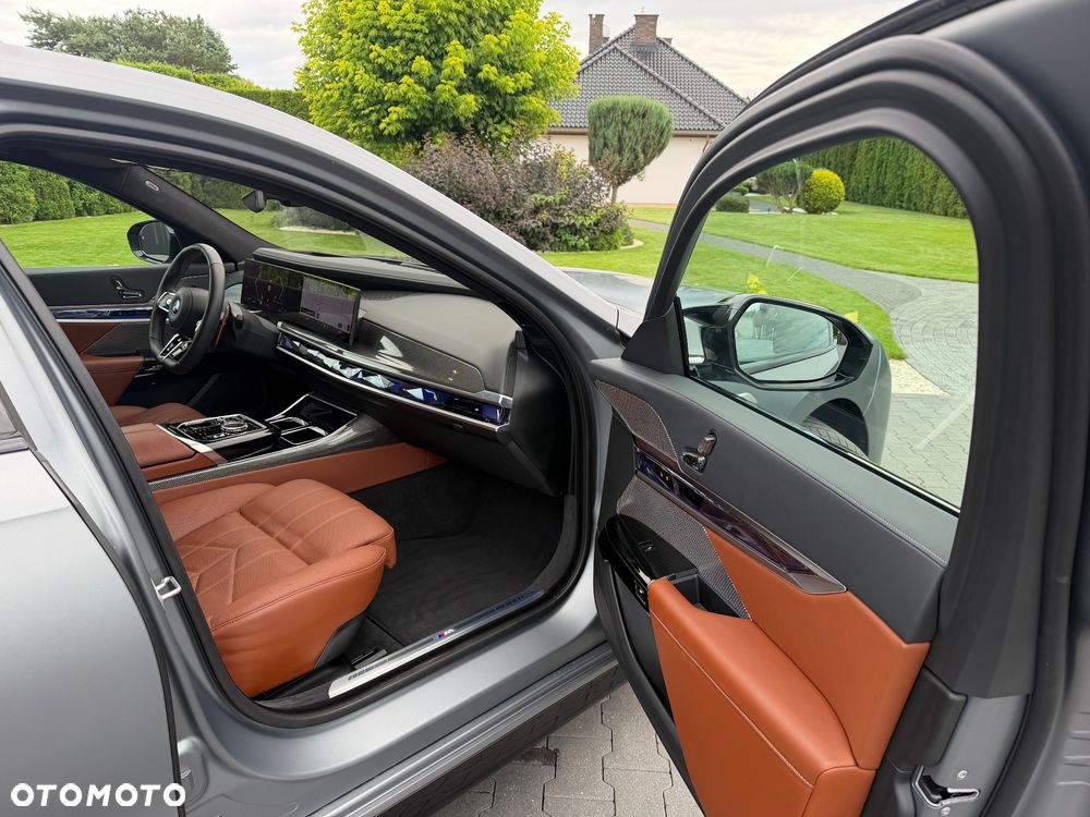 BMW Seria 7 M760e PHEV xDrive Individual Edition sport - 16