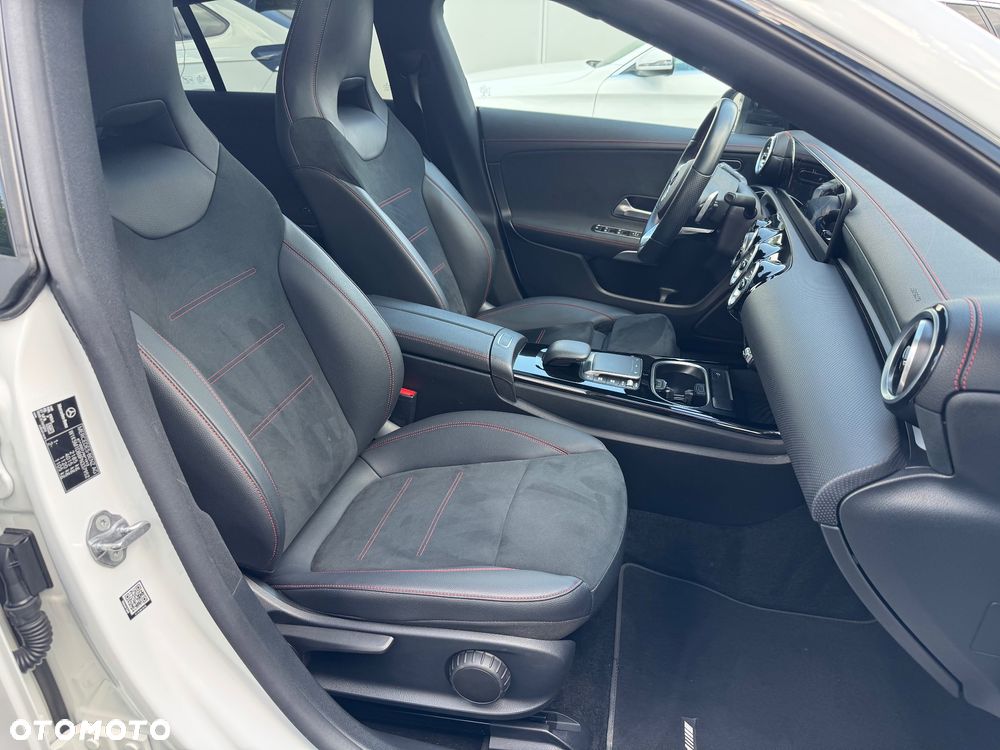 Mercedes-Benz CLA 200 d 4Matic 8G-DCT AMG Line - 28