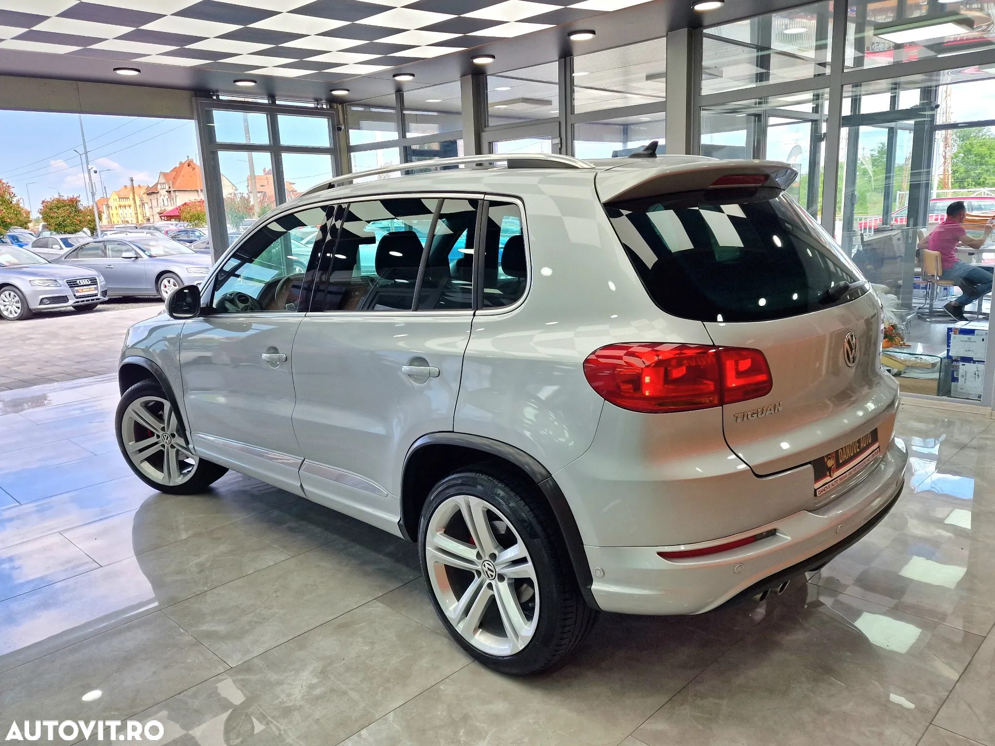 Volkswagen Tiguan 2.0 TDI 4Motion DSG BMT Sport & Style - 10